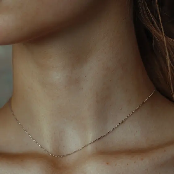 넥 주름 : 왜 일어나고 있는지 그리고 그들을 제거하는 방법